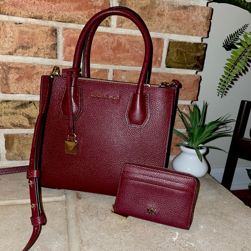 Michael Kors Mercer and Zip around wallet